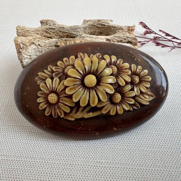 Vintage 1940s Oval Daisy Brooch w Carved Yellow Flower Detail Wood & Celluloid - Picture 8 of 10